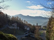 39 Salendo alla contrada Tessi vista verso la Chiesa di Spino al Brembo e il Canto Alto 